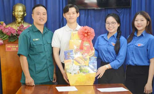 Tặng quà thanh niên trúng tuyển nghĩa vụ quân sự tại phường Tân Sơn Nhì. 