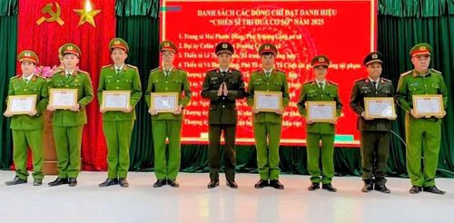 Đại tá Nguyễn Đại Đồng khen thưởng các tập thể, cá nhân thuộc Công an xã Hùng Sơn có thành tích xuất sắc trong phong trào thi đua "Vì An ninh Tổ quốc" năm 2025.