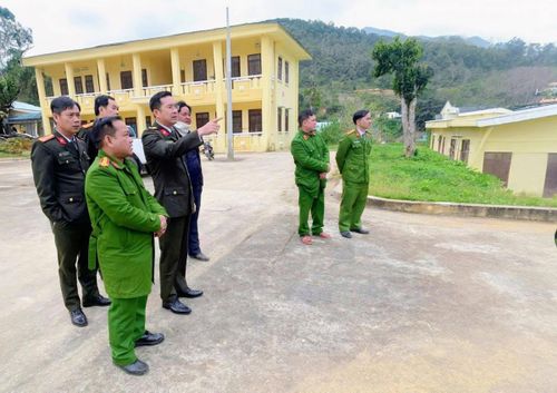 Đại tá Nguyễn Đại Đồng kiểm tra hiện trạng trụ sở Công an xã Hùng Sơn.
