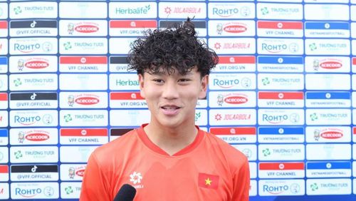 "Có nhiều cầu thủ đá hay hơn mình hiện tại" – lời thừa nhận thẳng thắn cho thấy tư duy cầu tiến và bản lĩnh của 1 cầu thủ trẻ lớn lên ở môi trường bóng đá đỉnh cao.