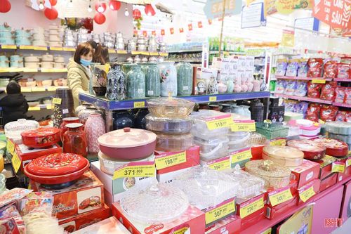 Các sản phẩm phục vụ ngày Tết như hộp đựng bánh kẹo, hũ mứt, ấm chén trà, bình cắm hoa... cũng được bày bán đa dạng mẫu mã để người tiêu dùng lựa chọn mua sắm.