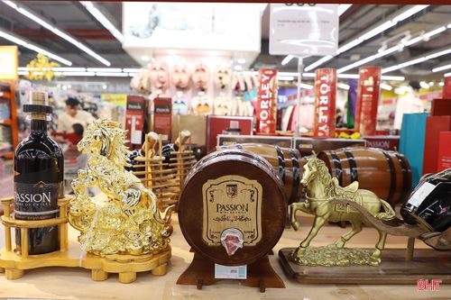 Hướng tới năm Bính Ngọ, nhiều sản phẩm mang hình ảnh linh vật ngựa như bánh hộp, kệ rượu, đồ trang trí… được trưng bày nổi bật.