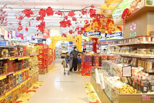 Ghi nhận tại các điểm mua sắm như siêu thị, trung tâm thương mại, cửa hàng kinh doanh, không khí Tết đang hiện hữu rõ nét khi hàng loạt mặt hàng mang hương vị xuân được bày bán đầy ắp trên quầy kệ, sẵn sàng phục vụ nhu cầu mua sắm của người dân.