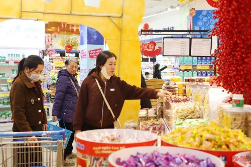 Chị Mai Hương (phường Thành Sen) chia sẻ: “Những năm gần đây, gia đình tôi thường sắm Tết sớm với các mặt hàng có thời hạn sử dụng lâu ngày để tránh phải chen chúc những ngày cận Tết. Hơn nữa, mua sớm cũng mang lại nhiều sự lựa chọn hơn”.