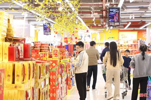 Theo anh Võ Công Hải – Giám đốc siêu thị Winmart Hà Tĩnh, tổng nguồn hàng phục vụ Tết năm nay ước khoảng 30–35 tỷ đồng. Bên cạnh việc đảm bảo nguồn cung, đơn vị còn triển khai nhiều chương trình khuyến mãi, giảm giá, tích điểm nhằm kích cầu sức mua của người tiêu dùng.