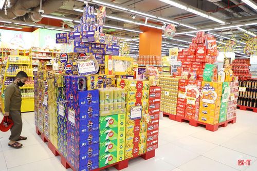 Nước ngọt, bia, nước trái cây, trà đóng chai… được nhập về với số lượng lớn. Các siêu thị đều dành vị trí trung tâm, dễ quan sát để trưng bày các mặt hàng Tết.