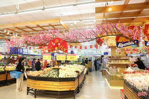 Không gian mua sắm được trang trí rực rỡ, tạo cảm giác ấm áp, nhộn nhịp, thu hút người tiêu dùng đến tham quan, mua sắm.