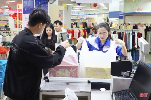 Thời điểm này, dù chưa phải cao điểm nhưng sức mua đã bắt đầu tăng dần, đặc biệt là vào dịp cuối tuần. Nhiều gia đình đã bắt đầu mua sắm bánh kẹo, nước giải khát để sử dụng dịp Tết.