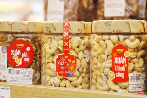 Các loại mứt gừng, mứt dừa, mứt sen, hạt dưa, hạt điều, hạt bí, bánh đậu xanh… được đóng gói sẵn theo trọng lượng. Đây là nhóm hàng quen thuộc, không thể thiếu trong mỗi gia đình dịp Tết cổ truyền.
