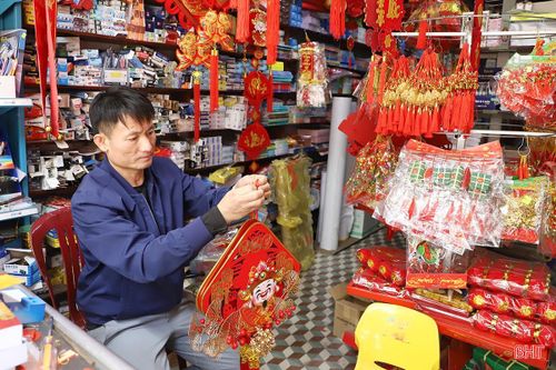 Theo anh Lê Văn Quý – chủ cửa hàng Ngọc Quý (đường Đặng Dung, phường Thành Sen), các mặt hàng trang trí Tết bắt đầu bán từ cuối tháng 12/2025. Hiện đã có nhiều khách mua sớm, song cao điểm sẽ rơi vào khoảng từ ngày 10/12 âm lịch trở đi. Mức giá các mặt hàng dao động từ 10.000 đến 500.000 đồng/sản phẩm.
