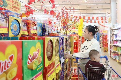 Những hộp bánh quà Tết với thiết kế sang trọng, bắt mắt được xếp kín các kệ hàng. Sản phẩm có nhiều mức giá, từ khoảng 50.000 - 300.000 đồng/hộp, phục vụ nhu cầu biếu tặng, sử dụng trong gia đình dịp cuối năm.