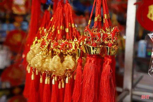 Các vật phẩm trang trí Tết như dây pháo, khánh treo, quạt giấy, câu đối… cũng đã “lên kệ”, phủ sắc đỏ rực rỡ, mang không khí Tết về khắp các cửa hàng, tuyến phố.