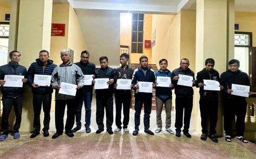 Các đối tượng đánh bạc trong ngôi nhà bỏ hoang ở xã Nam Ninh, tỉnh Ninh Bình. Ảnh: Công an Ninh Bình
