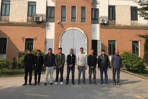 9 đối tượng đánh bạc ăn tiền bằng hình thức chơi "liêng" bị Công an xã Dân Chủ phát hiện, bắt quả tang đã bị khởi tố. Ảnh: Công an xã Dân Chủ.