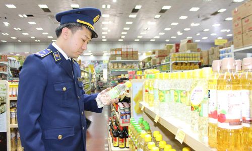  Cán bộ quản lý thị trường kiểm tra hàng hóa tại Siêu thị Dabaco (phường Kinh Bắc). 