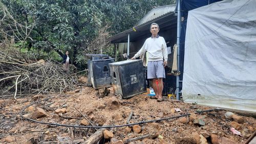 Người dân ở khu dân cư xóm 1, thôn Xuân Hòa nơm nớp lo sợ ngọn núi sau nhà sạt lở. Ảnh: P.A