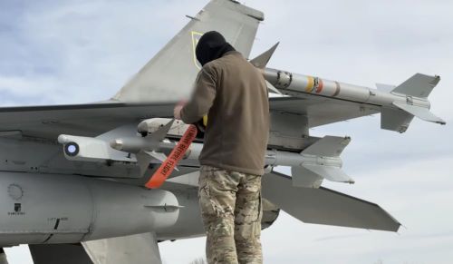 Điều này tạo ra áp lực liên tục, buộc F-16 phải hoạt động trong trạng thái phòng thủ nhiều hơn là tìm kiếm không chiến chủ động.