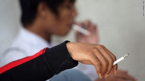  Khoảng 60% người dân bị hút thuốc lá thụ động. Ảnh: CNN.