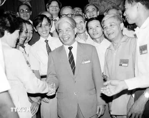 Đồng chí Đỗ Mười với các đại biểu dự Đại hội VII Đảng Cộng sản Việt Nam (24-27/6/1991). (Ảnh: Xuân Lâm/TTXVN).