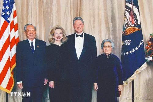 Chủ tịch nước Lê Đức Anh gặp Tổng thống Mỹ Bill Clinton, tháng 10/1995 trong chuyến sang New York dự Lễ kỷ niệm 50 năm thành lập Liên hợp quốc, trở thành chuyến thăm đầu tiên của nguyên thủ quốc gia Việt Nam đặt chân tới Mỹ. (Ảnh: TTXVN).
