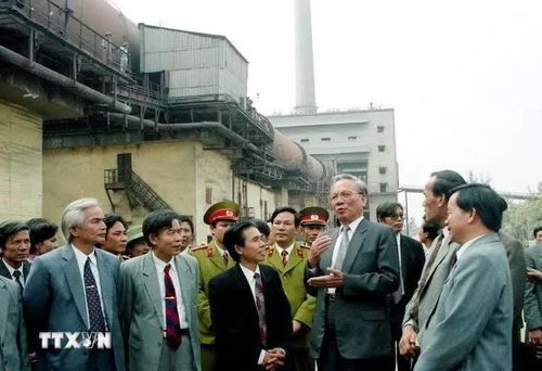 Chủ tịch nước Lê Đức Anh thăm Công ty Ximăng Bỉm Sơn (Thanh Hóa) ngày 29/12/1994. (Ảnh: Cao Phong/TTXVN).