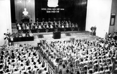Đại hội đại biểu toàn quốc lần thứ VII của Đảng họp tại Thủ đô Hà Nội từ ngày 24-27/6/1991. Tham dự Đại hội có 1.176 đại biểu, đại diện cho hơn 2 triệu đảng viên trong cả nước. Đồng chí Đỗ Mười được bầu làm Tổng Bí thư của Đảng. (Ảnh: Kim Hùng/TTXVN).