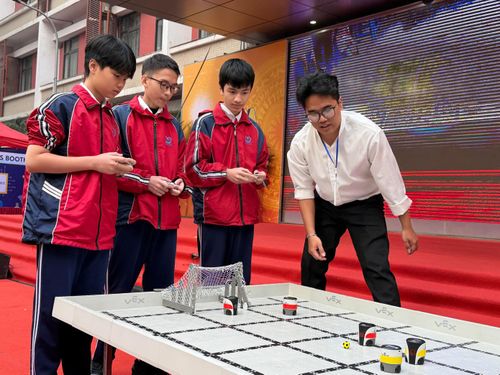  Học sinh thi đấu robot đá bóng. 