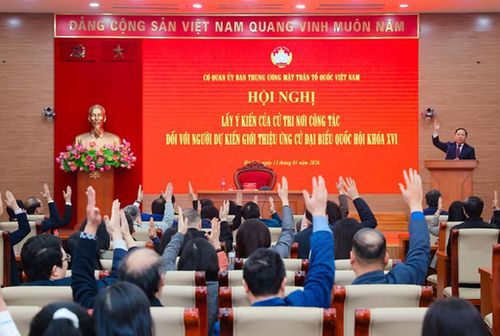 Các đại biểu tiến hành biểu quyết tại hội nghị. Ảnh: Trang TTĐT MTTQ Việt Nam