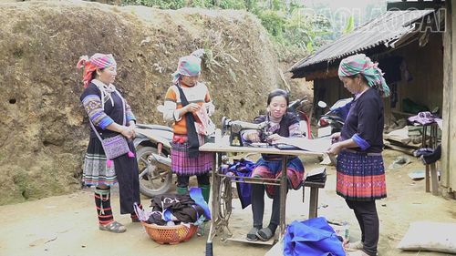  Thời gian nông nhàn là lúc chị em phụ nữ Mông bắt tay may váy, áo để đón năm mới. 