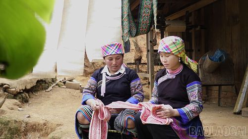  Em Sùng Thị Dùa được mẹ chồng truyền dạy may áo, váy truyền thống của người Mông. 