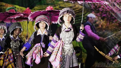  Sắc chàm trên những bộ trang phục truyền thống là nét văn hóa không thể thiếu trong các lễ hội. 