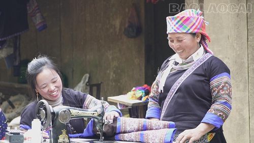  Họ cũng chia sẻ kinh nghiệm thêu, may các sản phẩm quần áo truyền thống. 