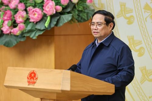 Thủ tướng ghi nhận, biểu dương các Bộ, ngành, địa phương, các đơn vị làm tốt và có cách làm sáng tạo, hiệu quả, nhất là những đơn vị vượt chỉ tiêu về nhà ở xã hội. Nguồn: VGP.