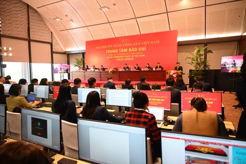 Trung tâm báo chí được trang bị hiện đại với đường truyền Internet tốc độ cao, hơn 150 máy tính xách tay và máy tính để bàn, 10 máy in, 2 máy fax, 10 màn hình tivi cỡ lớn..., tạo điều kiện tốt nhất cho hoạt động tác nghiệp, đưa tin về đại hội.