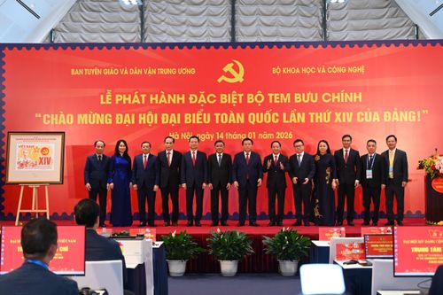 Các đại biểu chụp ảnh lưu niệm tại Lễ phát hành đặc biệt bộ tem bưu chính “Chào mừng Đại hội đại biểu toàn quốc lần thứ XIV của Đảng.