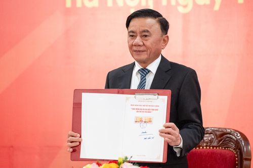 Hình ảnh ngôi sao vươn cao tượng trưng cho sự cất cánh của dân tộc trong kỷ nguyên công nghệ số, khẳng định khoa học, công nghệ, đổi mới sáng tạo và chuyển đổi số quốc gia là đột phá quan trọng hàng đầu, là động lực then chốt để đưa đất nước phát triển bứt phá, giàu mạnh trong kỷ nguyên mới.