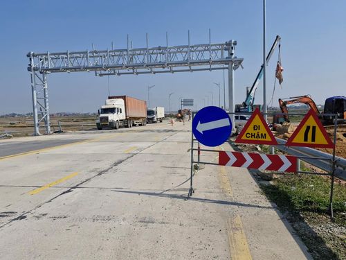 Công tác phân luồng, đảm bảo an toàn giao thông tại nút giao xã Cẩm Xuyên được chú trọng, góp phần tạo thuận lợi cho các phương tiện qua lại. 