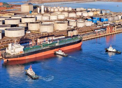 Một tàu chở dầu tại cảng biển Long Khẩu, tỉnh Sơn Đông - Trung Quốc. Ảnh: AP