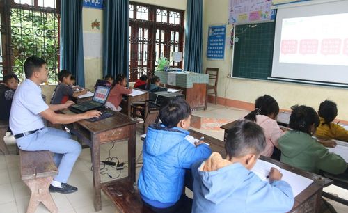 Lớp học ở điểm bản Ma Sang của thầy Điêu Văn Huynh - Trường PTDTBT Tiểu học Nậm Pì.
