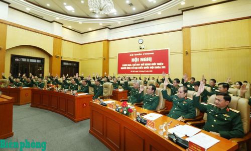 100% đại biểu dự hội nghị biểu quyết nhất trí giới thiệu Đại tướng Phan Văn Giang, Đại tướng Nguyễn Tân Cương và Thượng tướng Lê Đức Thái ứng cử đại biểu Quốc hội Khóa XVI. Ảnh: Hồng Pha