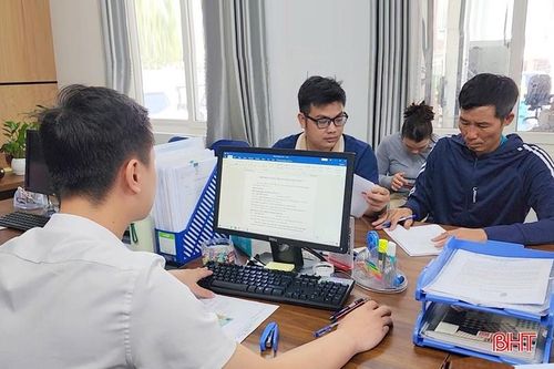 Công chứng viên văn phòng công chứng số hóa các hồ sơ công chứng.