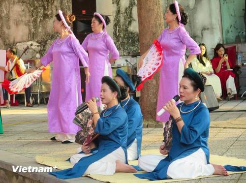  Những nghệ nhân Câu lạc bộ Nghệ nhân dân gian Hà Tĩnh trình bày Dân ca Ví, Giặm - di sản UNESCO mang đậm hồn xứ Nghệ. (Ảnh: Vietnam+) 