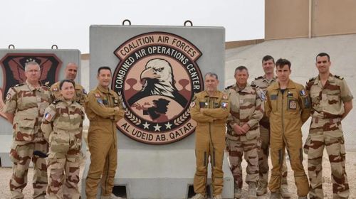 Lực lượng Pháp chụp ảnh tại COAC, căn cứ không quân Al Udeid, Qatar. Ảnh: CENTCOM