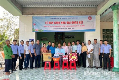 Bàn giao nhà Đại đoàn kết cho hộ ông Lữ Văn Phú.