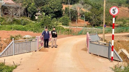 Nhân dân thôn Tân Phong 1 tự nguyện đóng góp tiền, ngày công để xây dựng cầu dân sinh.