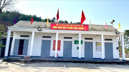 Thôn Tân Phong 1 có Nhà văn hóa rộng 200 m², đầy đủ thiết chế, là nơi sinh hoạt cộng đồng, hội họp, tổ chức các hoạt động văn hóa, văn nghệ của Nhân dân.