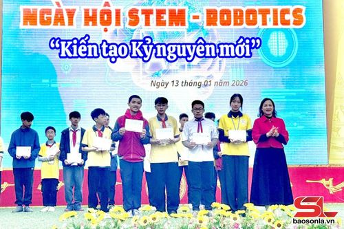 Ban Giám hiệu nhà trường trao giải phần thi “Đấu trường Robot ORC Explorer”.