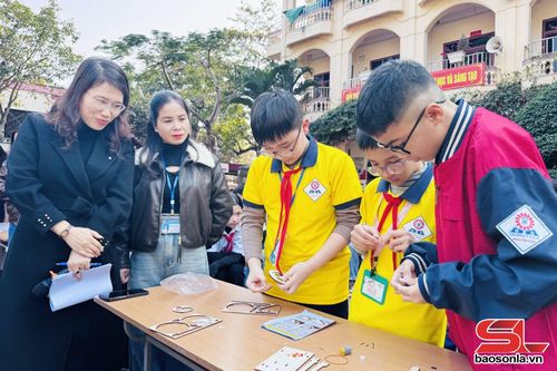 Phần thi “Năng lượng xanh” lắp ráp mô hình máy phát điện.