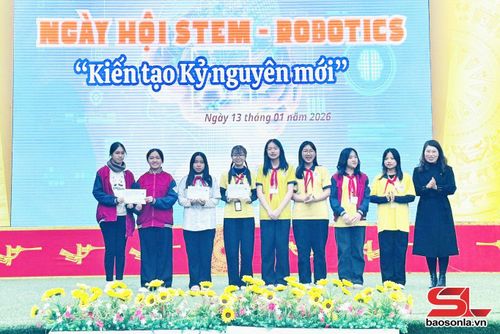 Trao giải phần thi thuyết trình “Showcase STEM – Sáng tạo không giới hạn”.