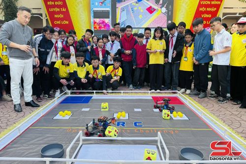 Đấu trường Robot ORC Explorer thu hút đông đảo học sinh tham gia và cổ vũ.